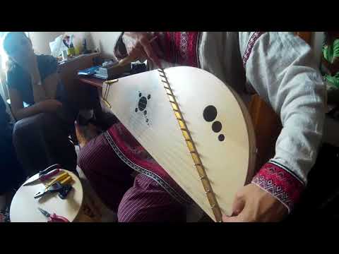 Видео: Замена струны на гуслях в подробностях.