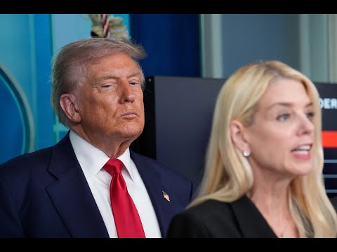 Видео: СЕНСАЦИОННОЕ ИЗВЕСТИЕ: скандал Трампа с Пэм Бонди РАСКРЫТ в неожиданном разоблачении