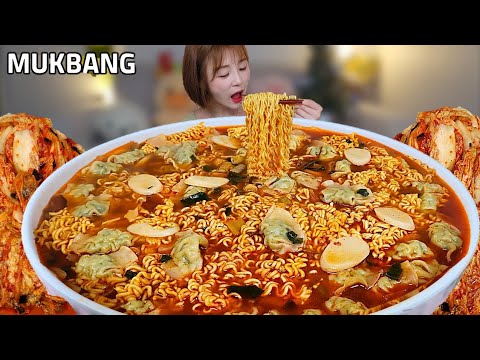 Видео: Поздний ночной закусок является пряный рисовый торт и печенье Ramen и пряный кимчи мукбанг