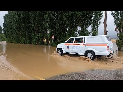 Видео: Бельбек вышел из берегов. Поля затоплены. Не смогли проехать  по дороге