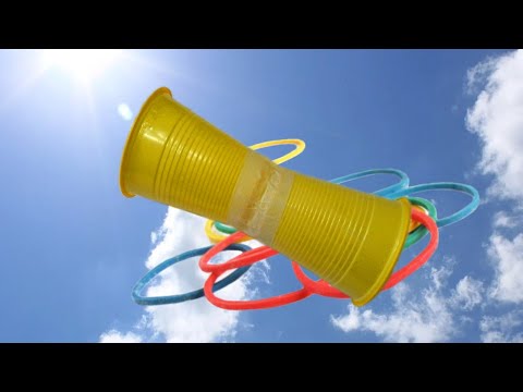 Видео: Летающие стаканчики: Эффект Магнуса. Научная игрушка. Juguete de ciencia.
