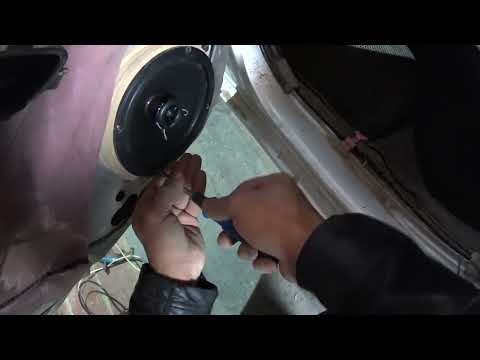 Видео: Тойота Витц, разбираем обшивку двери, ставим динамики