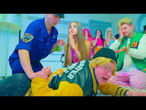 Видео: Тийнейджъри vs полиция 👮 Ще успеят ли популярните момичета да помогнат на момчета? Лейди Даяна