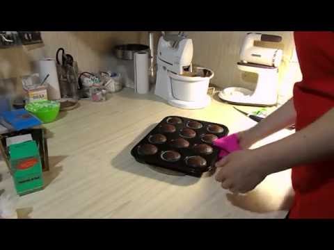 Видео: Как приготовить шоколадные капкейки - Я ТОРТодел!