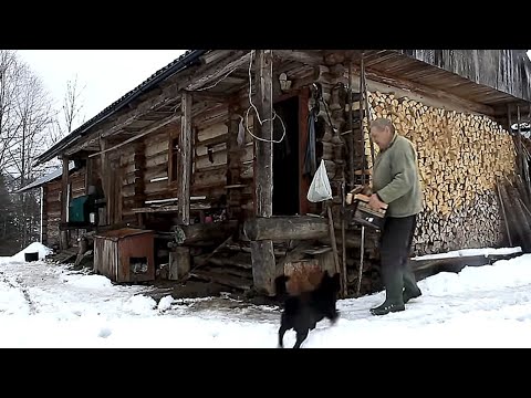 Видео: Простая жизнь дедушки в горах, вдали от цивилизации. Дом без света.