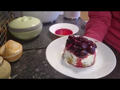 Видео: ХОЧЕТСЯ СЛАДКОГО, ЕСЛИ ТЫ НА ПП? БАЛУЕМ СЕБЯ ВКУСНЯШКАМИ. ПП ТОРТИК С ЯГОДАМИ. РЕЦЕПТ В ОПИСАНИИ