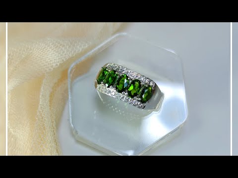 Видео: Яркое кольцо с природным хромдиопсидами 1,4ct N/топазами 0,6ct N, вес 3,41гр,  3600₽
