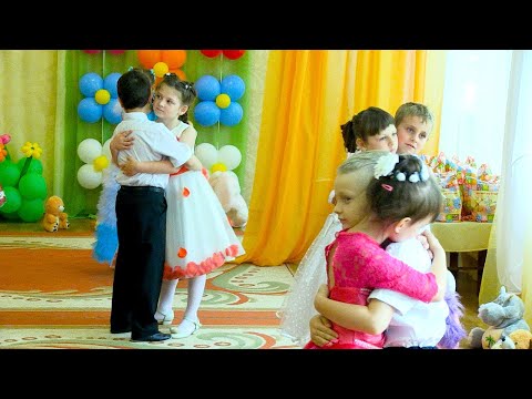 Видео: Необыкновенный прощальный танец в детском саду!