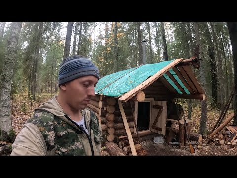 Видео: Строительство промысловой избы! Избушка ожила! Первый дымок из трубы.