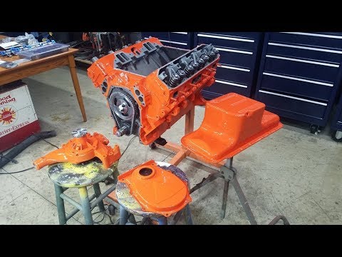 Видео: Как покрасить двигатель — маскировка, грунтовка и покраска большого блока цилиндров MOPAR 440