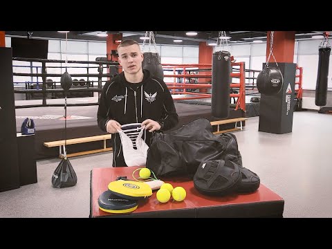 Видео: Боксёрская экипировка: что должно быть в тренировочной сумке начинающего боксера
