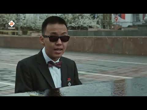 Видео: Лудуб Очиров спел «Журавлей» посреди пустой площади