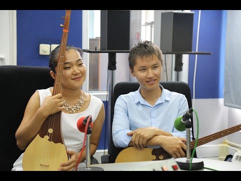 Видео: Хиттерди комузга салган Эламан жана Чолпон - BBC Kyrgyz