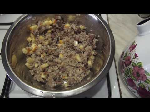 Видео: Кормление щенка лабрадора!