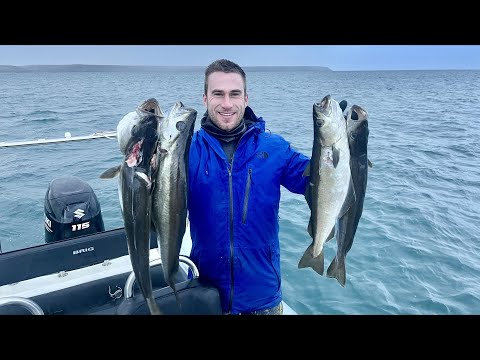 Видео: Глубоководная подводная охота зимой! (Рецепт рыбы с картофелем фри)