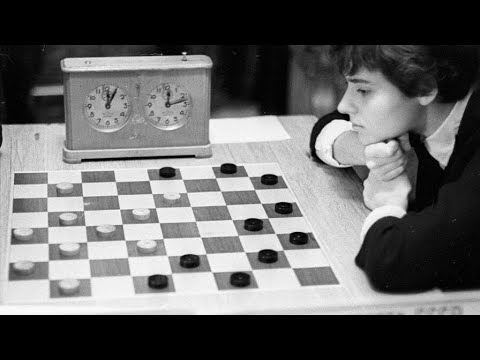 Видео: Шашки. Как играть в конце партии?