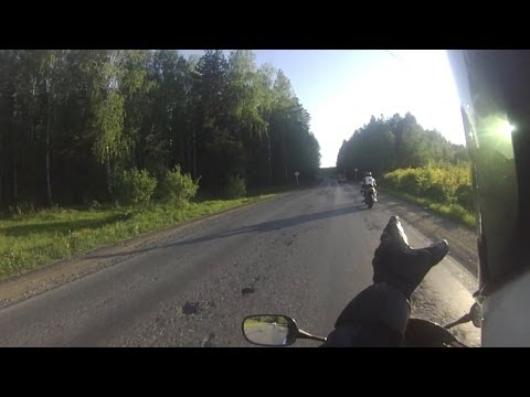Видео: Стоит ли связываться с машинами? Как ездить на мотоцикле по трассе.