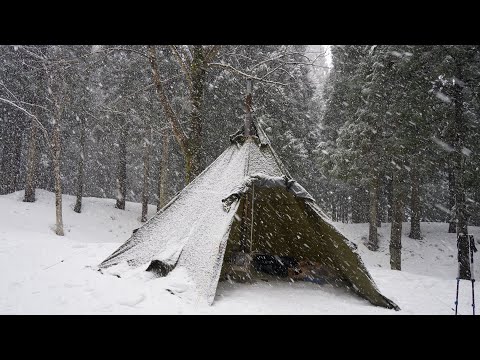 Видео: Одиночный лагерь в сильный снегопад | Горячая палатка и дровяная печь | Непрекращающийся снег.