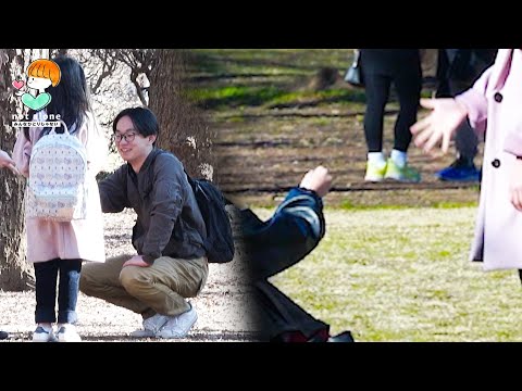 Видео: Что, если симпатичная девочка предложит взрослым поиграть в камень-ножницы-бумага?