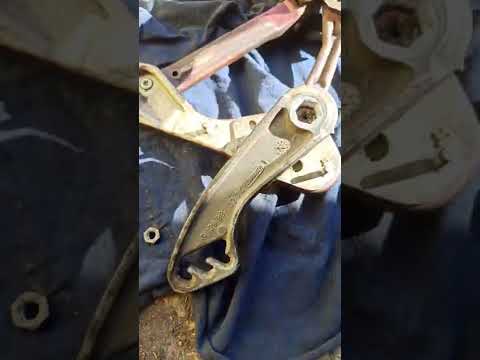 Видео: лопнула пружина капота Мерседес 140.как определить сторону которую нужно разбирать