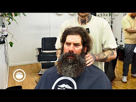 Видео: После года отсутствия стрижки он наконец-то посещает парикмахера для преображения