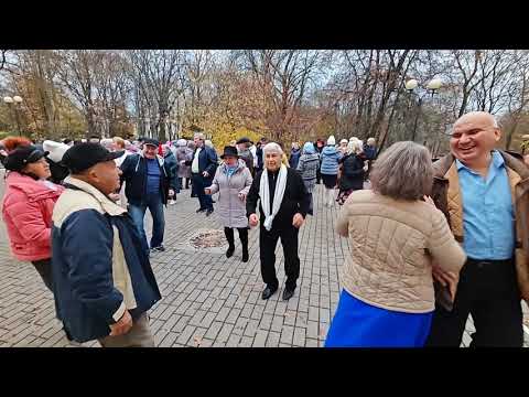 Видео: 1.11.25г... "Мы уже Пенсионеры"... звучит на Танцполе в Гомельском парке... 