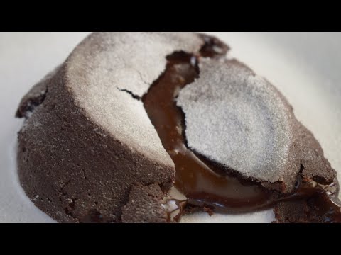 Видео: Лава Кейк - лесен и много вкусен десерт | Chocolate Lava Cake | Шоколадная лава