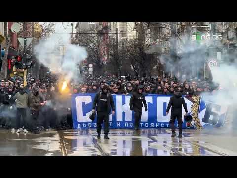 Видео: Шествието на Левски закъсня, вижте причината
