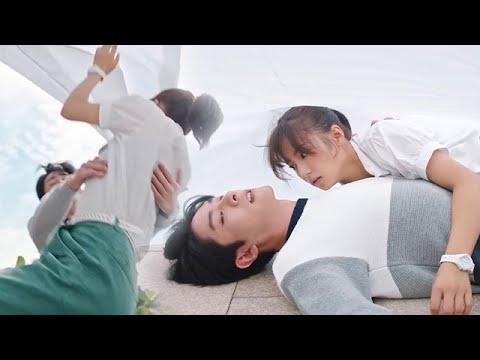 Видео: Золушка была в опасности, генеральный директор взял ее на руки, чтобы защитить, она была так тронута