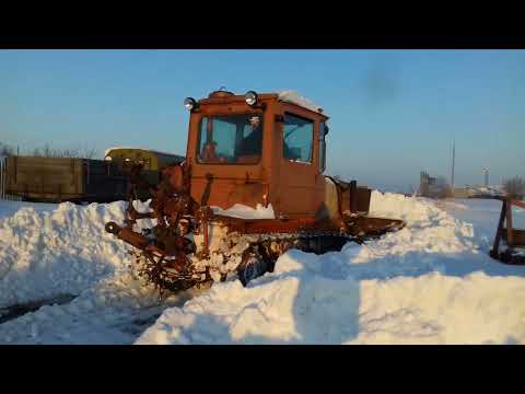 Видео: Легендарные тракторы ДТ-75 чистят снег! Legendary DT-75 tractors clean snow! Powerful bulldozers