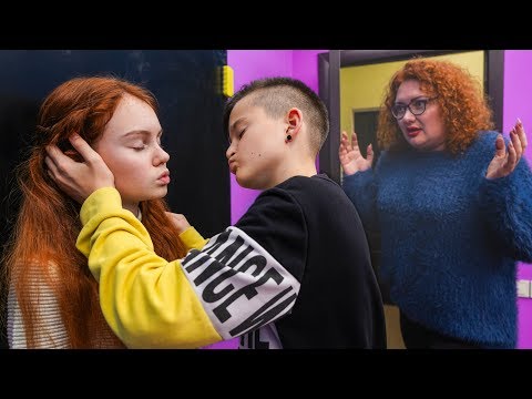 Видео: ЦЕЛОВАЛИСЬ В КЛАССЕ??? МАМА НАС ЗАСТУКАЛА!!!