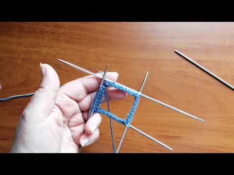 Видео: Как соединить петли в круг на чулочных спицах.