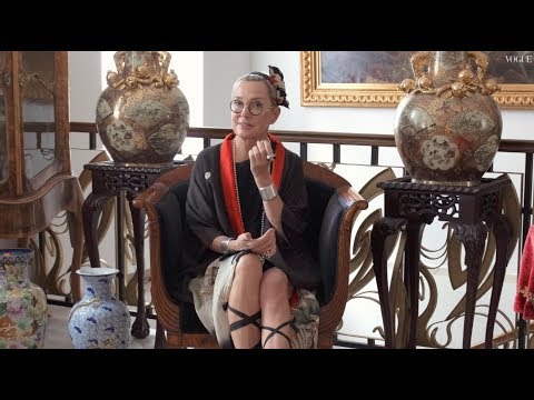 Видео: Vogue-этикет. Урок 9: приглашение на бокал (1).