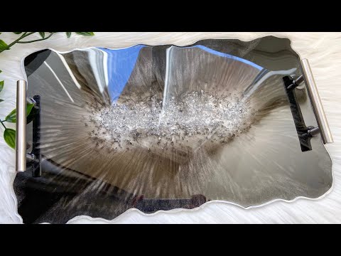 Видео: Поднос из черной и серебристой жеодовой смолы