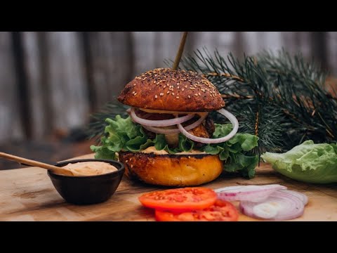 Видео: Уникальный Бургер из Телятины 🍔 [Кулинария в Лесу]