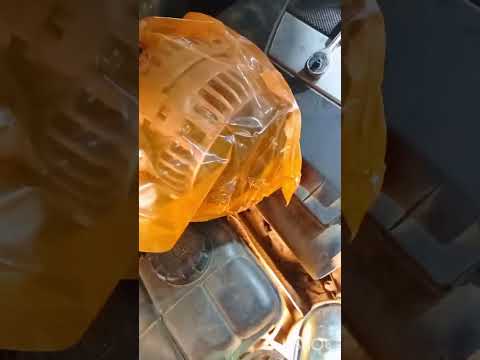 Видео: Мерседес c230, 2,5-204 лс меняем генератор