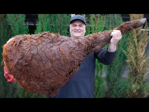 Видео: Жарим Под Землей Огромное Говяжье Бедро Весом 20 КГ Для Семьи: Вам Обязательно Стоит Это Увидеть!