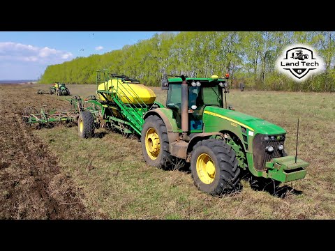 Видео: Тракторы John Deere 8430 работа с посевными комплексами. Шнековый и ленточный загрузчик - что лучше?