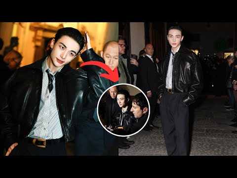 Видео: Хёнджин из Straykids выглядел потрясающе на показе мод Versace, выглядя как принц!