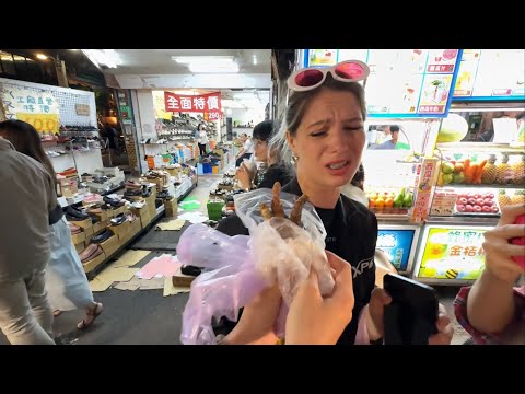 Видео: Ночные рынки Тайваня! Это невозможно есть! 🤮 Пробуем Вонючий тофу и куриные лапы! 😰