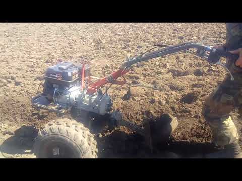 Видео: мотоблок УГРА распашка земли плугом
