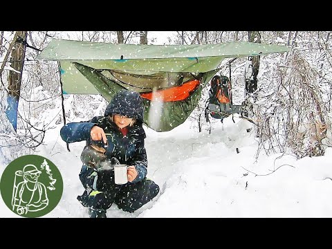 Видео: Одиночный поход в метель с гамаком 🔥 Уха в горшочке ⛺ Бушкрафт-поход зимой