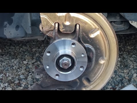 Видео: Замена ступицы и ступичного подшипника на рено меган 2. Сорвал все болты на ступице.