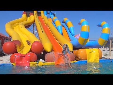 Видео: РОМА РУСАЛКА! Настя с Дашей ОБИДЕЛИ Рому Продает кукурузу