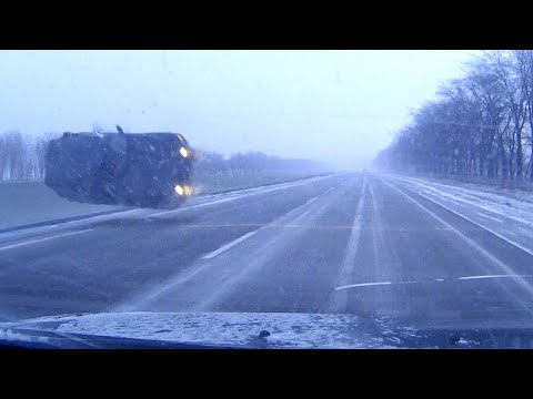 Видео: Безумие на ледяной дороге заснято на камеру