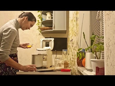 Видео: Наш вечер 🌜 Немного уборки🧺 Убираю заготовки на хранение 🥫