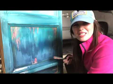 Видео: Покрасьте мебель шпателем для создания многослойной отделки