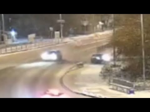 Видео: Каршеринговый "Фольксваген" вколотился мордой в столб. Real video