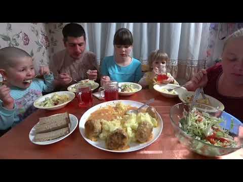 Видео: мукбанг тефтели и пюре