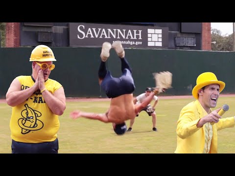 Видео: САЛЬТО В БЕЙСБОЛЕ?! Команда Savannah Bananas — это просто СУПЕР-ВЕСЕЛО, она вас просто снесёт!
